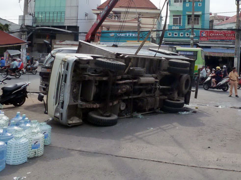 Xe tải được cẩu khỏi hiện trường. Ảnh: An Nhơn