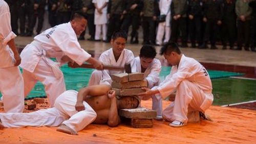 Biểu diễn công phá 3 viên gạch nặng đặt trên đầu chiến sĩ.