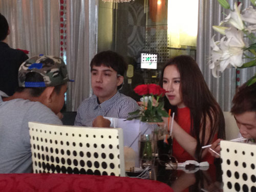 Hình ảnh Angela Phương Trinh thản nhiên vui vẻ cùng bạn bè trước ngày thi tốt nghiệp