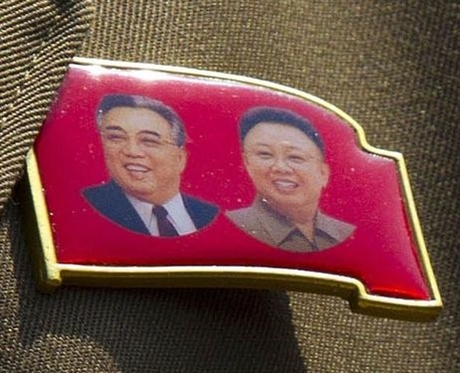 Huy hiệu có hình bố và ông nội của Kim Jong Un