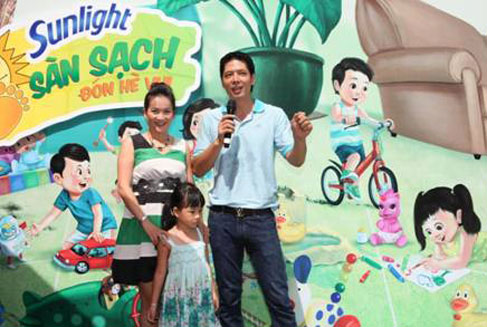 Gia đình Bình Minh – Anh Thơ đã đến trải nghiệm và tìm kiếm thêm nhiều gợi ý hữu ích từ ngày hội “Sunlight – Sàn sạch đón hè vui”