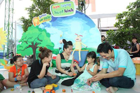 An Nhiên rất thích thú với những trò chơi trên sàn nhà