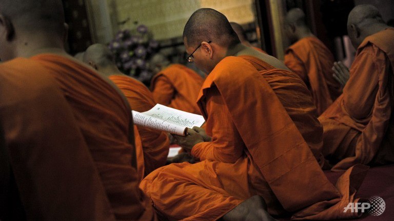 Nhà sư Thái Lan đang tụng kinh. Ảnh AFP