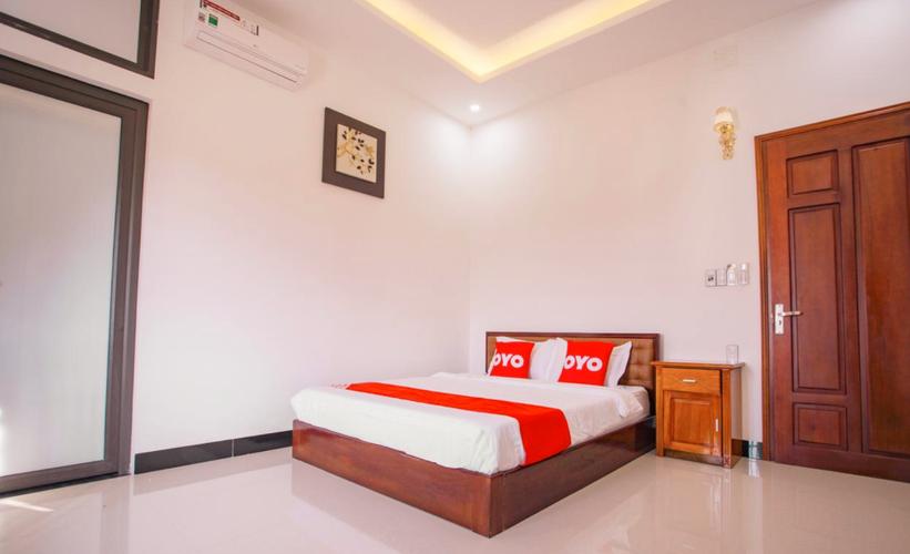 Mỹ Xuân ngoái nhìn mẹ cười như để trấn an.
