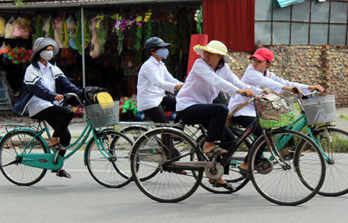 Các nữ sinh ở xã Quang Phục, Tiên Minh đi học thành từng tốp sau vụ việc xảy ra