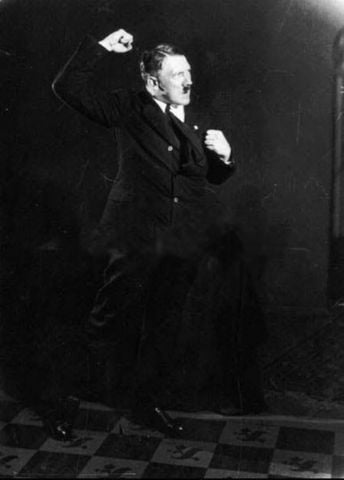 Sức lôi cuốn của Hitler là gì? Làm thế nào hắn có thể thuyết phục hàng triệu người Đức bình thường đi theo mình?