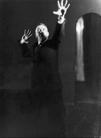Tại sao họ vẫn tiếp tục ủng hộ Hitler ngay cả khi bị hắn dẫn tới địa ngục với những vụ tàn sát man rợ? Điểm đặc biệt của con người này là gì? 