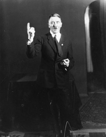 Từ việc đọc sách ở thành Viên, Hitler đã tiếp nhận những ý tưởng nông cạn và xoàng xĩnh, thường là phi lý và lố bịch, lại bị đầu độc bởi những thiên kiến kỳ dị. Những ý tưởng ấy tạo thành một phần nền tảng cho Đế chế Thứ Ba mà Hitler trẻ, ham đọc sách sắp gây dựng nên. Dù không trực tiếp can dự vào chính trị, Hitler theo dõi sát sao hoạt động của ba đảng phái chính của Áo. Việc này đã nảy sinh đầu óc sắc sảo về chính trị giúp Hitler nhìn rõ mặt mạnh và mặt yếu của những phong trào chính trị đương thời