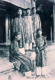 5 thái giám trong cung nhà Nguyễn - năm 1908. Ảnh tư liệu của nhà Shbet888.com tỷ lệ cược cao Phan Thuận An.