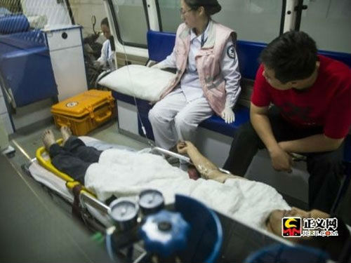 Ký Trung Tinh được chuyển đến bệnh viện. Ảnh: SINA