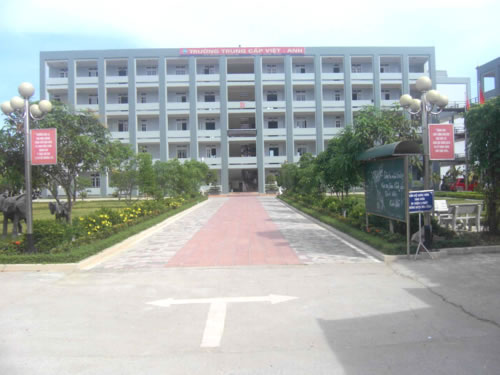 Phó Hiệu trưởng trường Trung cấp Việt - Anh (TP. Vinh - Nghệ An) bị tố không có bằng đại học.