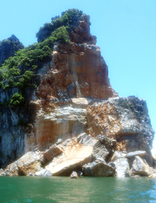 Sau mưa bão, hòn đảo càng trơ trọi hơn.