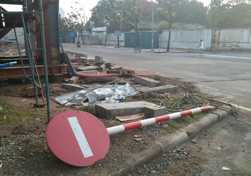 Biển báo cũng bị gẫy.
