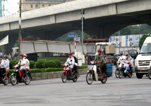 Xe chở thanh dầm rời khỏi hiện trường 