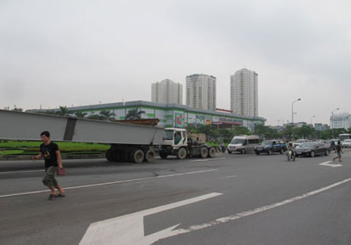 Hình ảnh chiếc xe chở thanh dầm bị rơi đi.