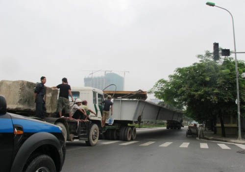 Hình ảnh dầm cầu vượt được xe chở đi.