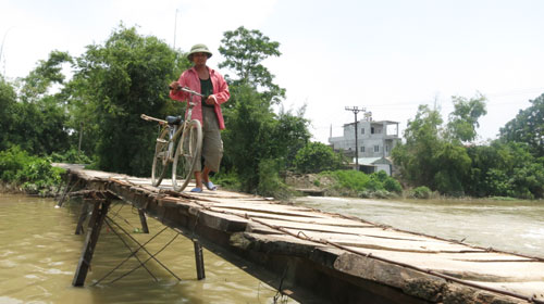 Cầu ván bắc qua sông Nhuệ ở thôn Phương Nhị được xác định là nơi chị Hiếu ngã và bị nước lũ cuốn đi - Ảnh: