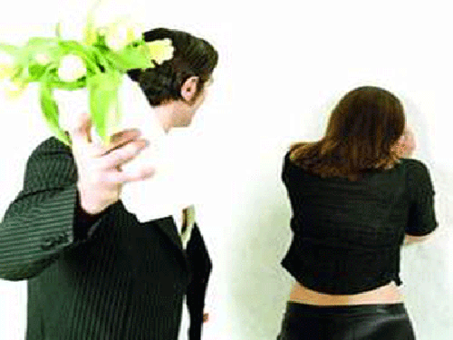 Chồng bệnh hoạn bạo hành vợ, bắt con xem phim sex
