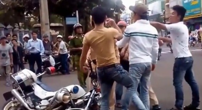 Côn đồ giật súng bắn lại CSGT