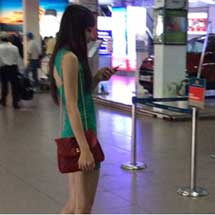 Triệu Thị Hà mặc sành điệu xuất hiện ở sân bay