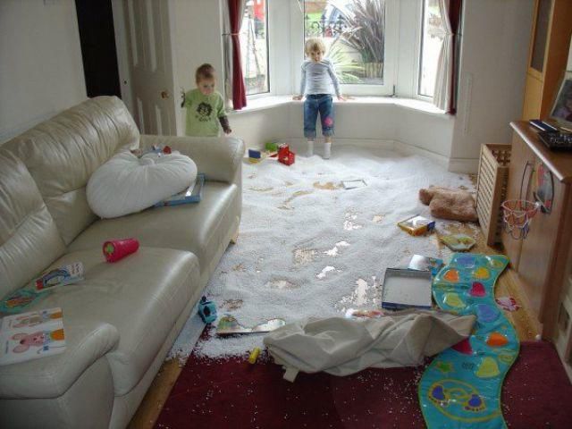 Bố mẹ sẽ mất bao nhiêu thời gian để dọn bãi chiến trường này nhỉ?