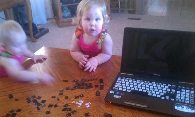 Chuyên gia nhí sửa laptop