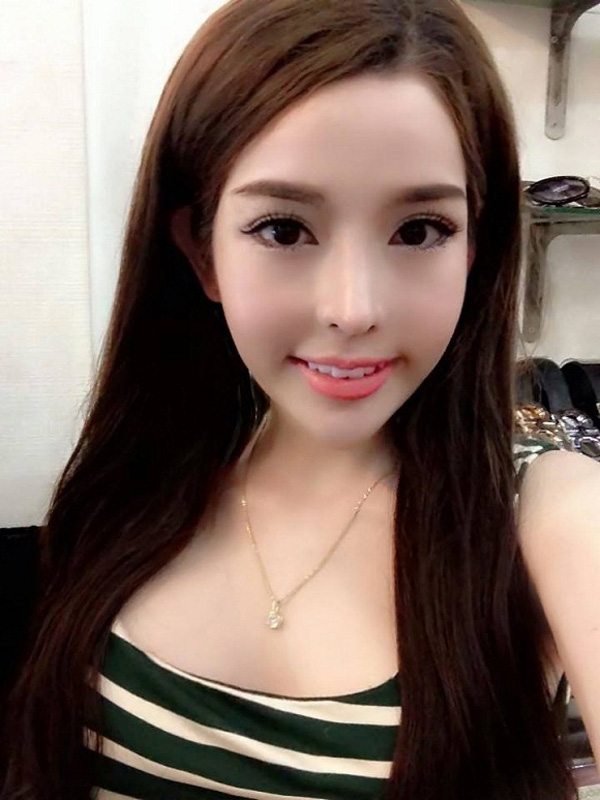 Vân Tokyo là cái tên hiện đang làm mưa làm gió trên cộng đồng mạng. Cô nàng sở hữu một gương mặt xinh như búp bê sau PTTM.