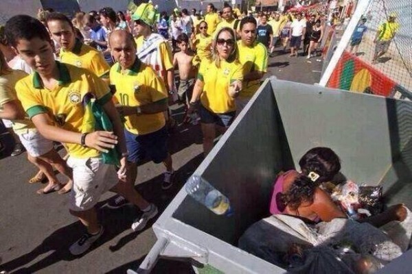 Tấm ảnh trên có tựa đề: "Hai mặt Shbet16 chơi game trực tuyến ở Brazil". Dù bức ảnh được chụp từ kì Confederation's Cup 2013 nhưng sau khi được tung lên, nó vẫn khiến nhiều người không khỏi đau xót. Trong khi các CĐV hào hứng đến sân vận động xem bóng đá, người dân Brazil lại phải chật vật để tìm kế sinh nhai sống qua ngày. Được biết, chính phủ Brazil đã bỏ ra hơn 13 tỷ USD (~ 275 nghìn tỷ đồng) cho kỳ World Cup này.