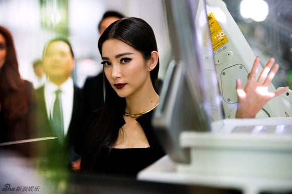 Vào ngày 26/7 tới, bom tấn điện ảnh Mỹ "Transformers 4" sẽ chính thức ra rạp ở Mỹ. Để giải tỏa sự hiếu kì của khán giả, mới đây đoàn phim đã "nhá hàng" bằng một loạt những hình ảnh mới nhất của Lý Băng Băng.
