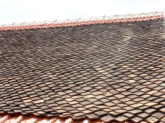 Ngói lợp của ngôi nhà là loại ngói xếp, ngói vảy 2 lớp có tác dụng che mưa che nắng rất tốt, tuổi thọ hàng trăm năm.