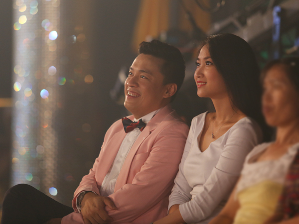 Khi xem tiết mục Minh Thư song ca cùng mẹ, Lam Trường và Yến Phương cười thích thú vì đây là lần đầu chị gái Lam Trường lên sân khấu.