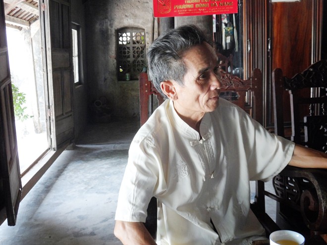 Ông Cúc cho hay, ngôi nhà này được bác ruột ông mua lại từ con cháu của vị quan đại thần này với giá 200 đồng Đông Dương, rồi tháo toàn bộ đem ra vị trí hiện nay để dựng lại từ năm 1932.