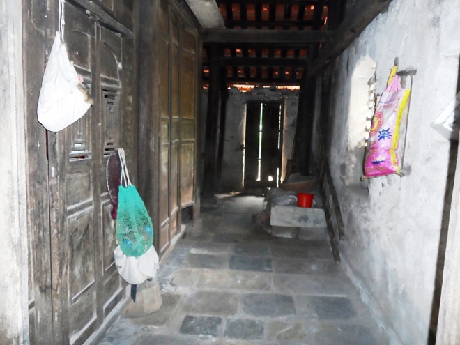 Ngoài 3 gian chính của ngôi nhà, hai đầu nhà là hai hành lang nối phần tiền-hậu ngôi nhà để tiện bề đi lại