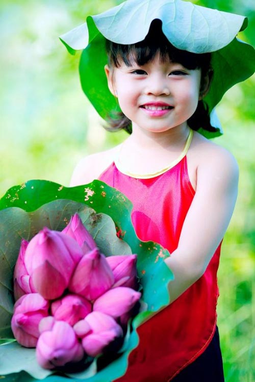 Cô bé có nụ cười dịu dàng và ấm áp