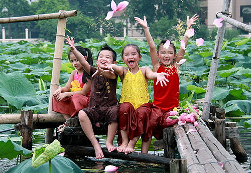 Những nụ cười trẻ thơ làm rộn một góc trời sen!
