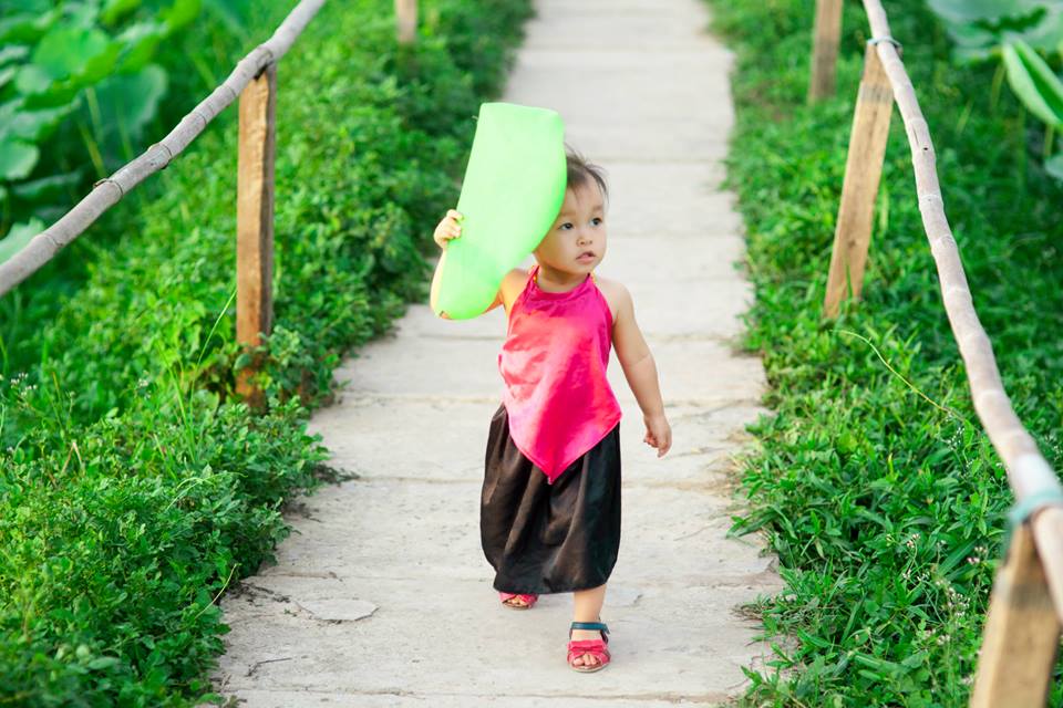 Còn rất nhỏ nhưng em đã rất biết làm dáng