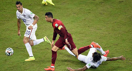 Vì thế, Ronaldo luôn được các cầu thủ Mỹ "chăm sóc" đặc biệt
