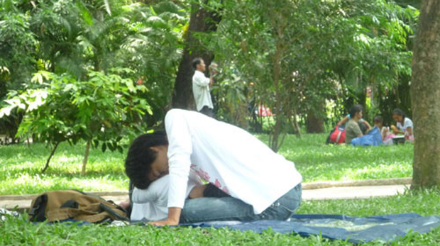 Không ngại "biểu diễn" những màn yêu đương nóng bỏng chốn đông người.