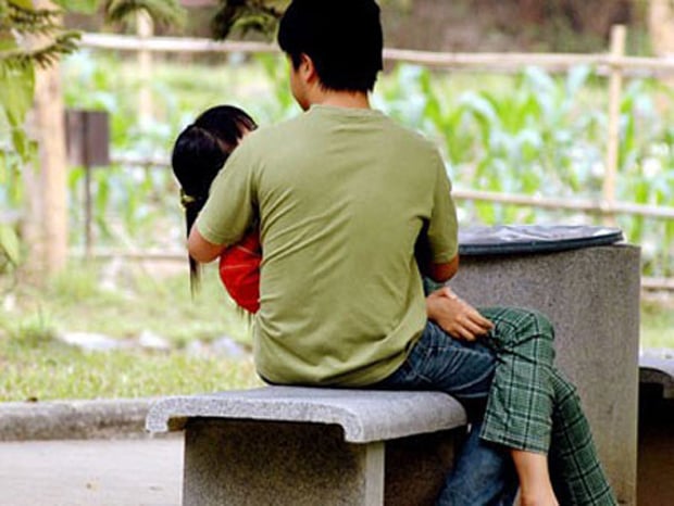 Những cảnh thường thấy trên ghế đá công viên.