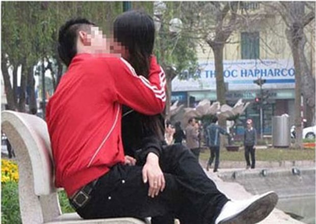 Mặc cả đồng phục đến chốn yêu đương.