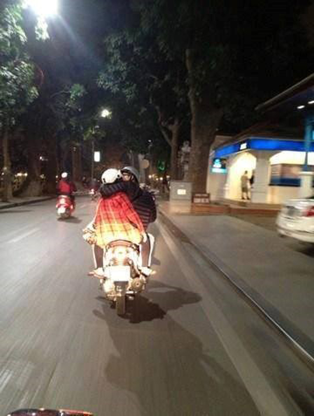 Mặc dù đang tham gia giao thông, nhưng cặp đôi này vẫn không quên âu yếm nhau trên đường.