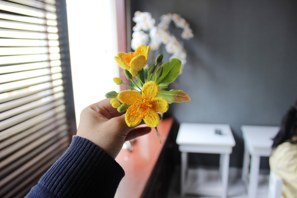 Khi đến nơi dạy làm hoa mai, Tam Triều Dâng mải mê ngắm những sản phẩm thủ công tuyệt vời này.