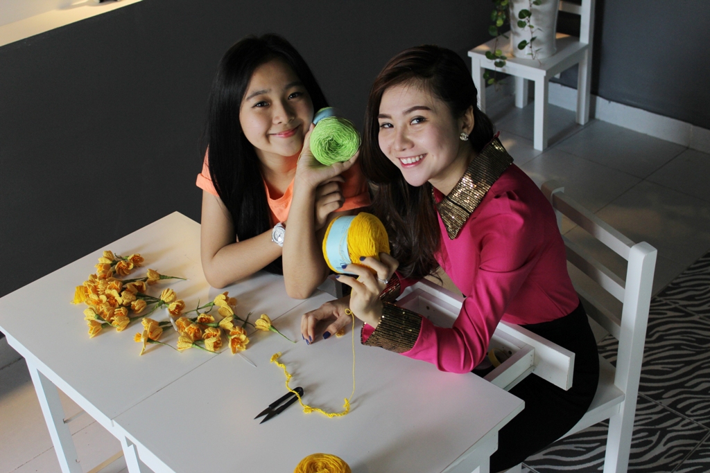 Hai chị em nhí nhảnh khoe thành quả.