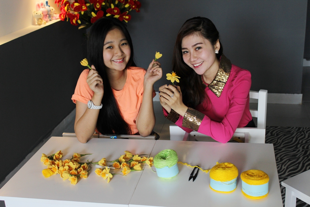 Tam Triều Dâng và Nhất Hương cho biết sẽ đem những bông hoa mai bằng len này về trang trí phòng ở và tặng bạn bè.