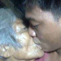 Chuyện tình lãng mạn của bà cụ U80 và chàng trai 23 tuổi
