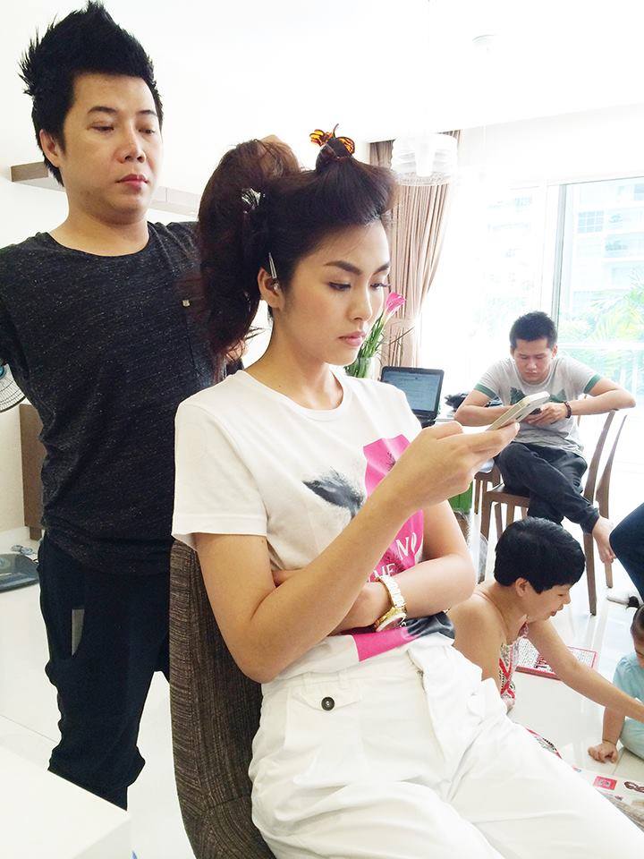 Cô tranh thủ lướt web trong lúc chờ chuyên gia make up cho mình.