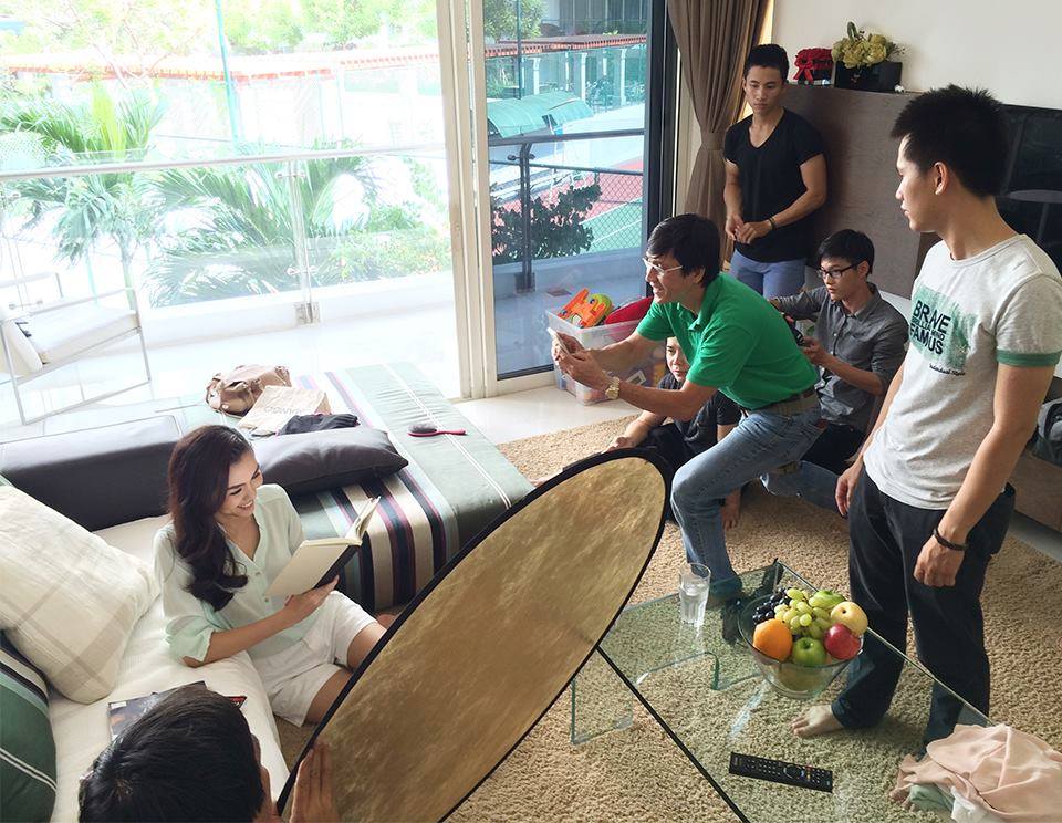Trang phục trắng giản dị, Tăng Thanh Hà vẫn kiêu sa nổi bật giữa phòng quay.
