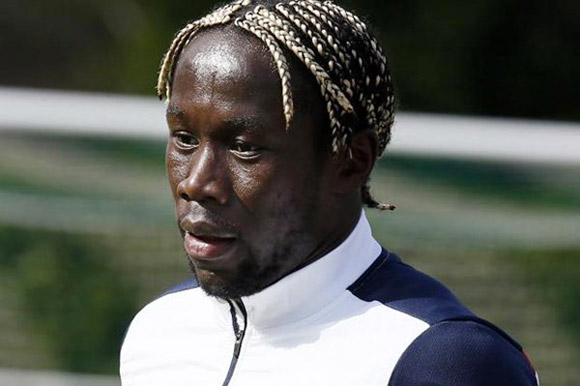 Bacary Sagna (Pháp) trông thật dị với Link Vào SHBET88 Mới Nhất tết lại được nhuộm vàng.