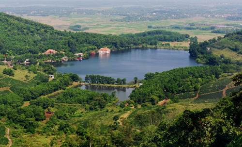 Khu du lịch Hồ Tiên Sa - Ba Vì có diện tích 150ha, ở độ cao 65-400m trong đó 120ha là rừng, hơn 20ha mặt nước. Cánh rừng xanh tốt phủ trên sườn núi, trên những quả đồi bao quanh và hồ nước rộng mênh mông, trong vắt đã tạo ra một vùng tiểu khí hậu ôn đới trong lành, mát mẻ.