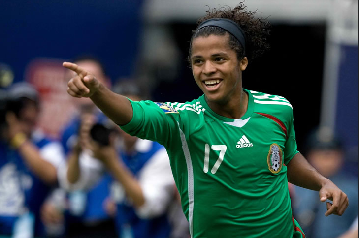 Bốn năm sau chức vô địch U-17 thế giới, Dos Santos đã giúp Mexico chinh phục cúp vàng CONCACAF đồng thời giành danh hiệu Cầu thủ xuất sắc nhất giải.
